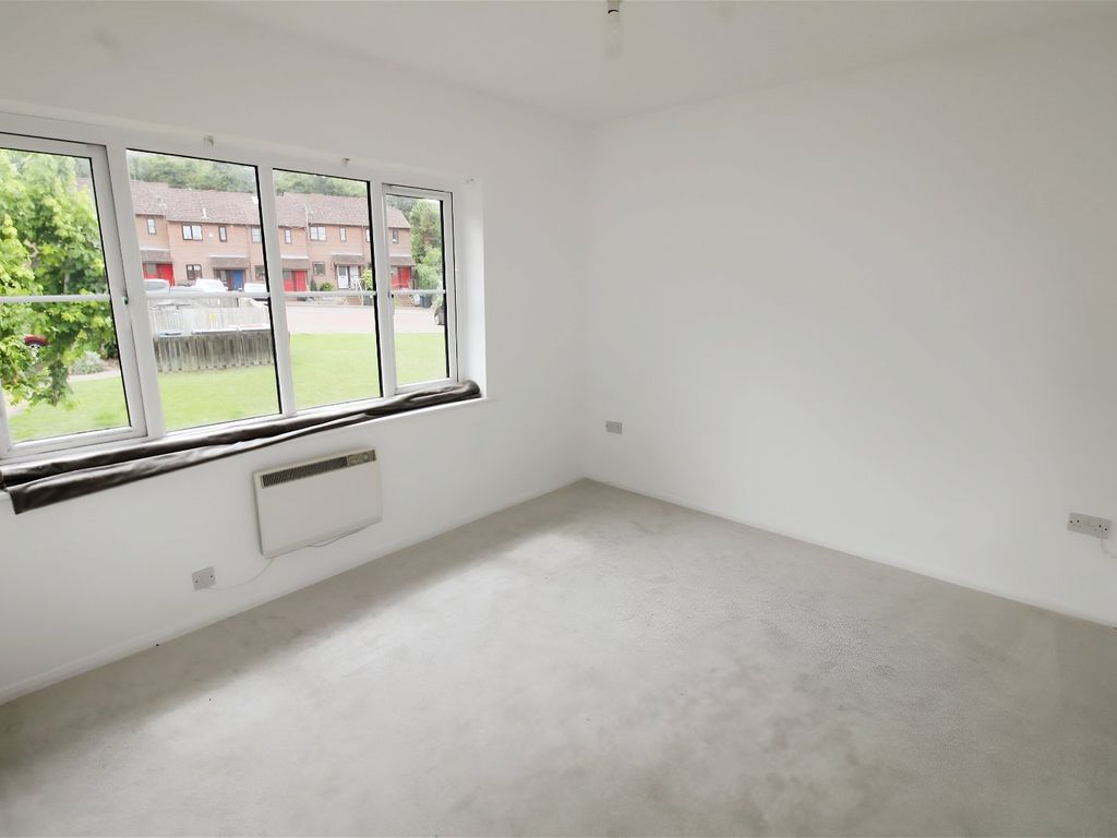 1 bed flat for sale in Stoney Grove, Chesham HP5, £200,000