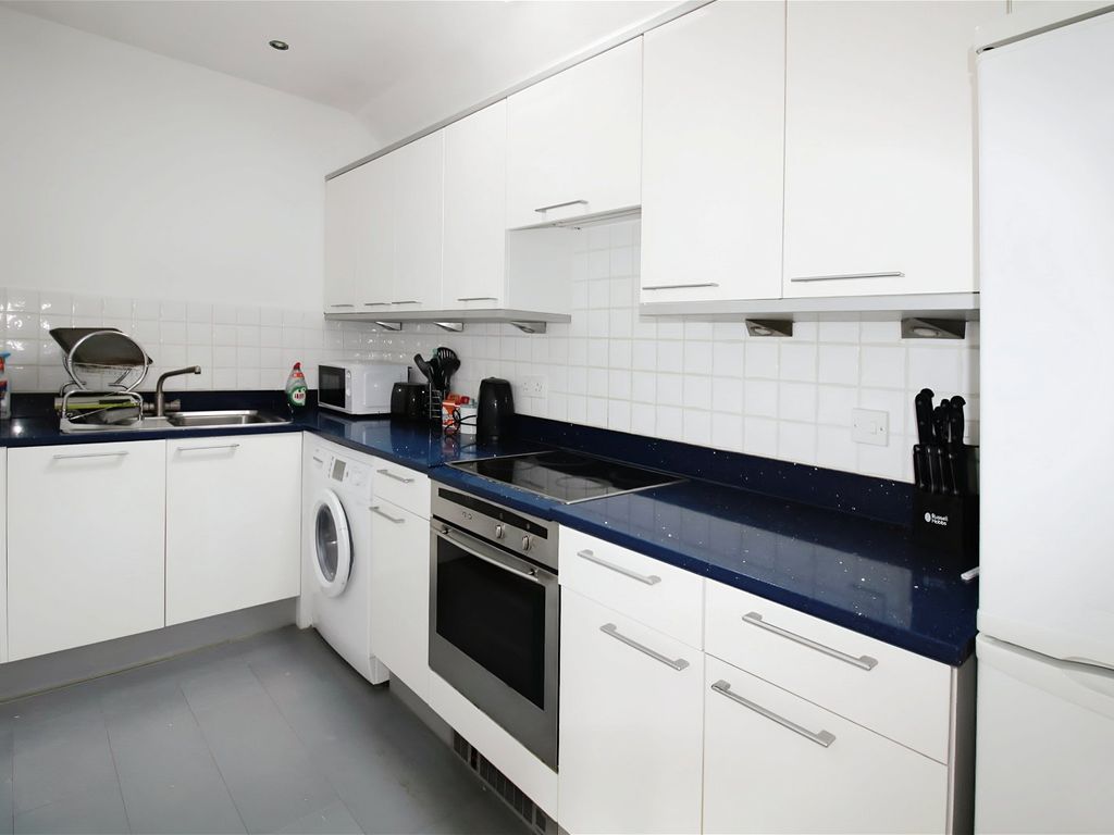 1 bed flat for sale in Stoney Grove, Chesham HP5, £200,000