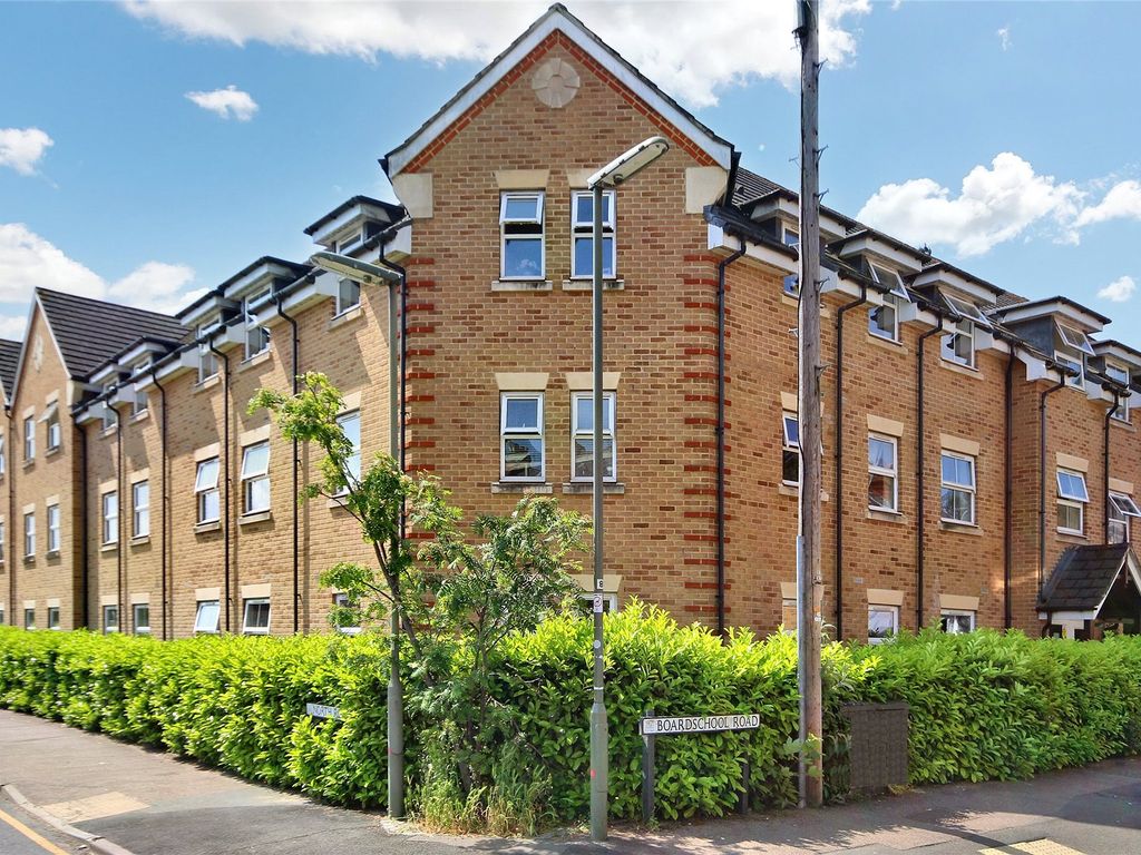 2 bed flat for sale in Woking, Surrey GU21, £240,000