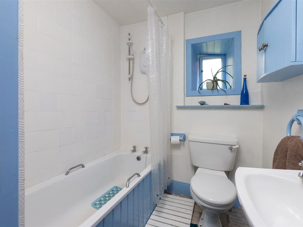 2 bed flat for sale in Albert Place, Perth PH2, £139,995