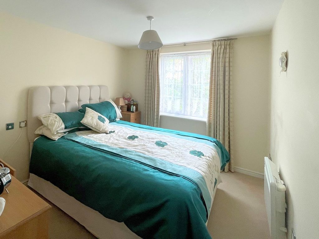 2 bed flat for sale in The Hawthorns, Flitwick MK45, £230,000