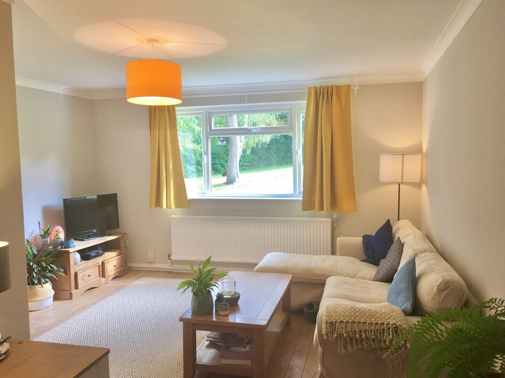 2 bed flat for sale in Cressex Close, Binfield RG42, £265,000