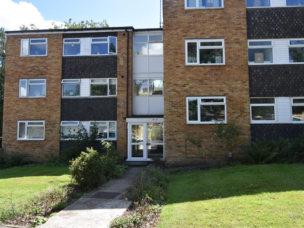2 bed flat for sale in Cressex Close, Binfield RG42, £265,000