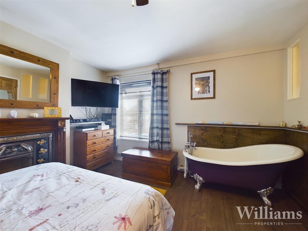 2 bed maisonette for sale in Bierton Road, Aylesbury HP20, £265,000