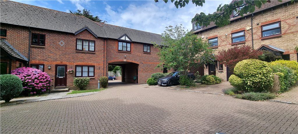 3 bed flat for sale in Woodlands Lane, Chichester, West Sussex PO19, £250,000