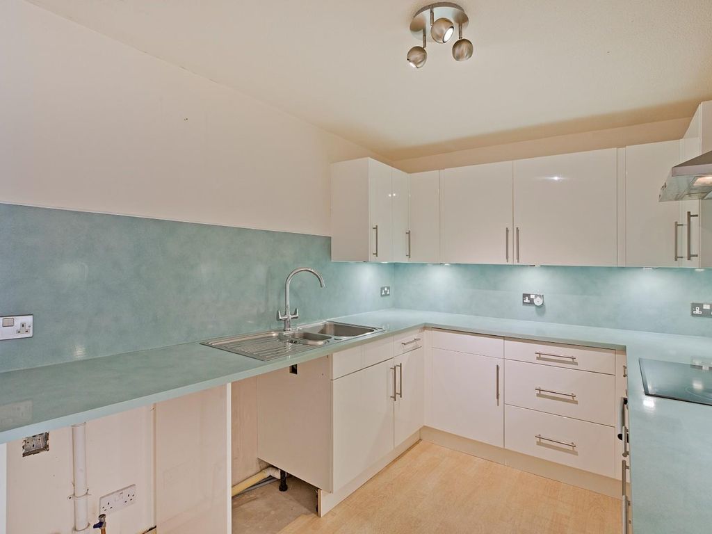 2 bed flat for sale in Cunliffe Road, Ilkley LS29, £230,000