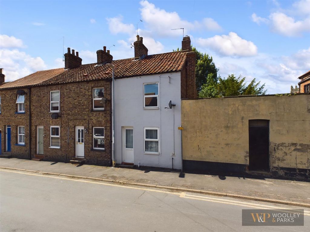 2 bed end terrace house for sale in Eastgate North, Driffield YO25, £110,000