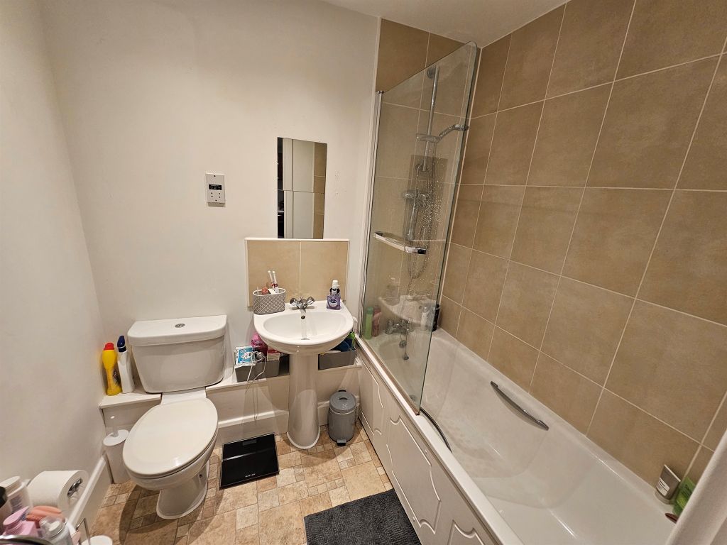 1 bed flat for sale in Coxhill Way, Aylesbury HP21, £170,000