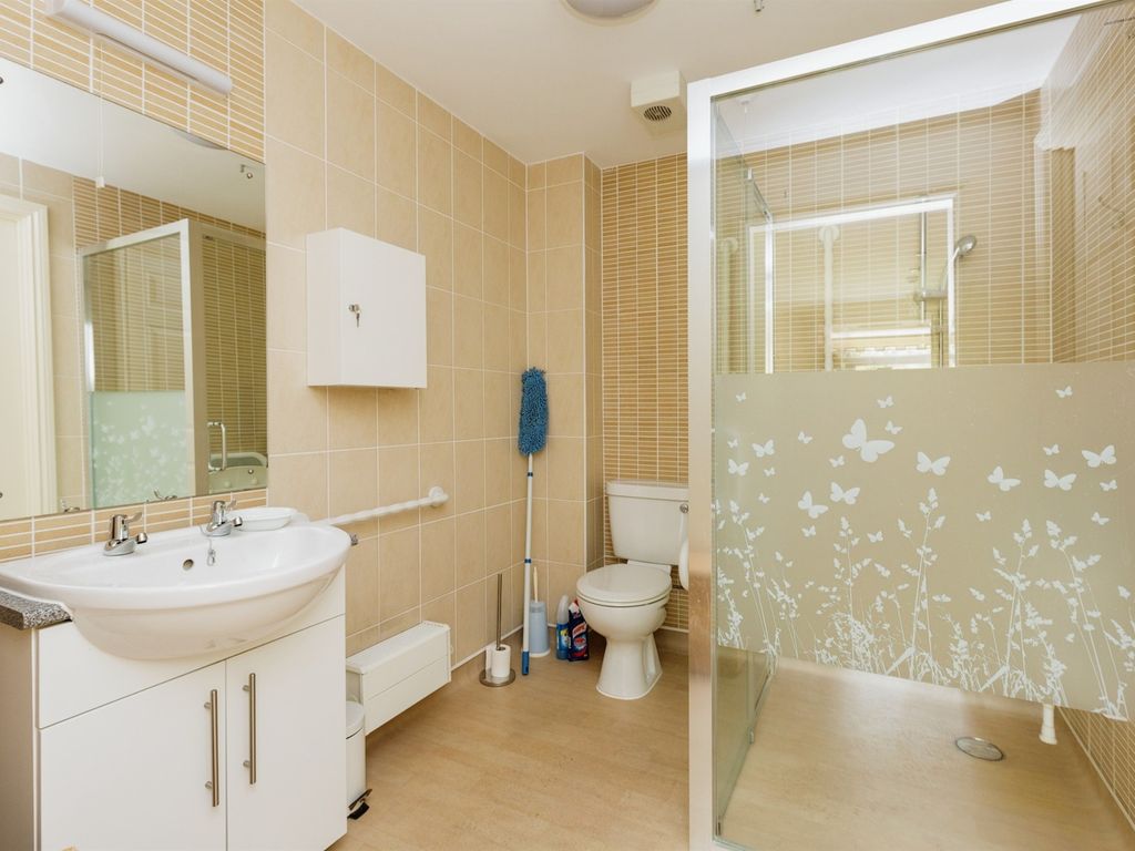 2 bed flat for sale in Westbury Lane, Newport Pagnell MK16, £230,000