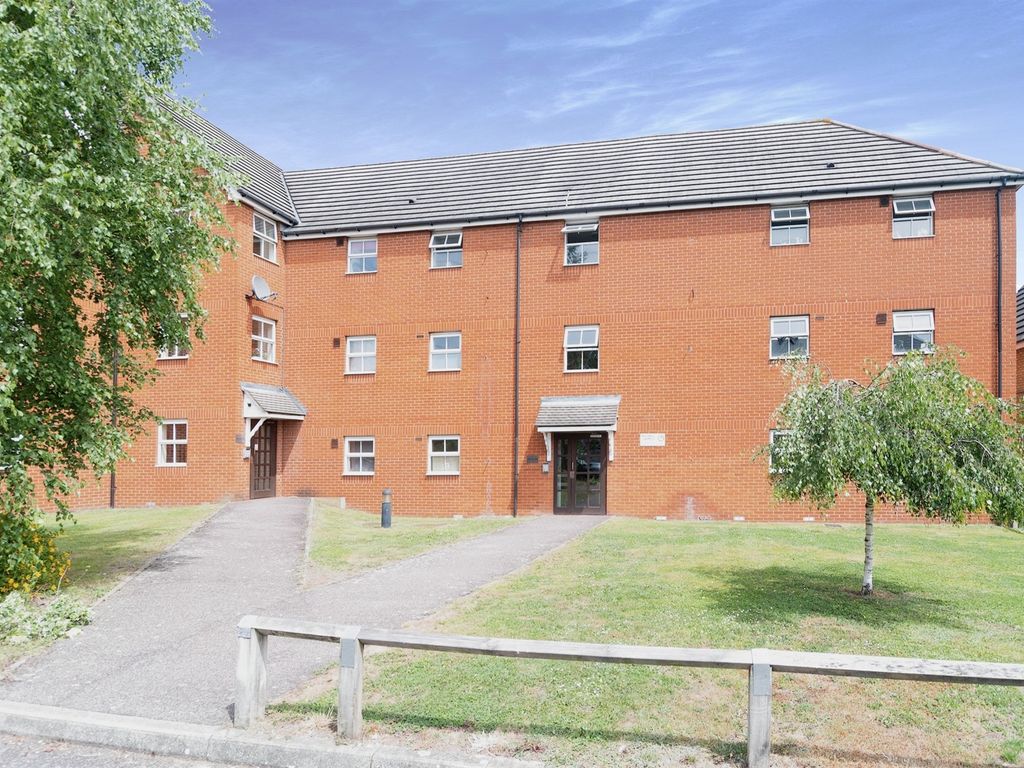 2 bed flat for sale in Rawlyn Close, Chafford Hundred, Grays RM16, £230,000