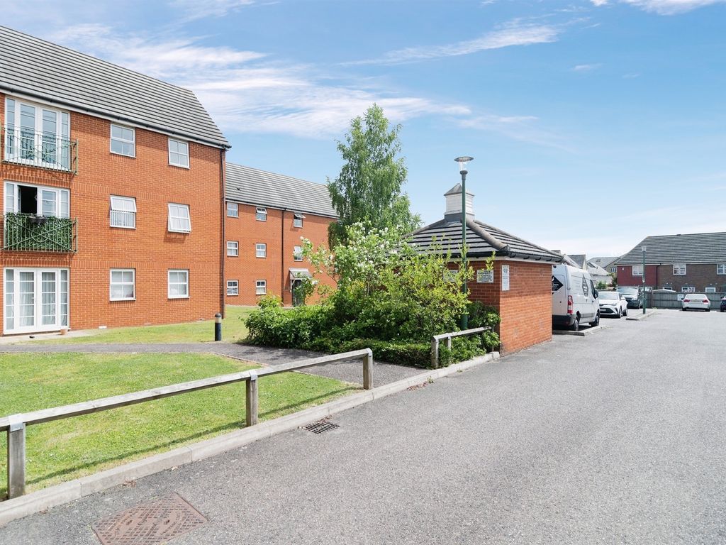 2 bed flat for sale in Rawlyn Close, Chafford Hundred, Grays RM16, £230,000