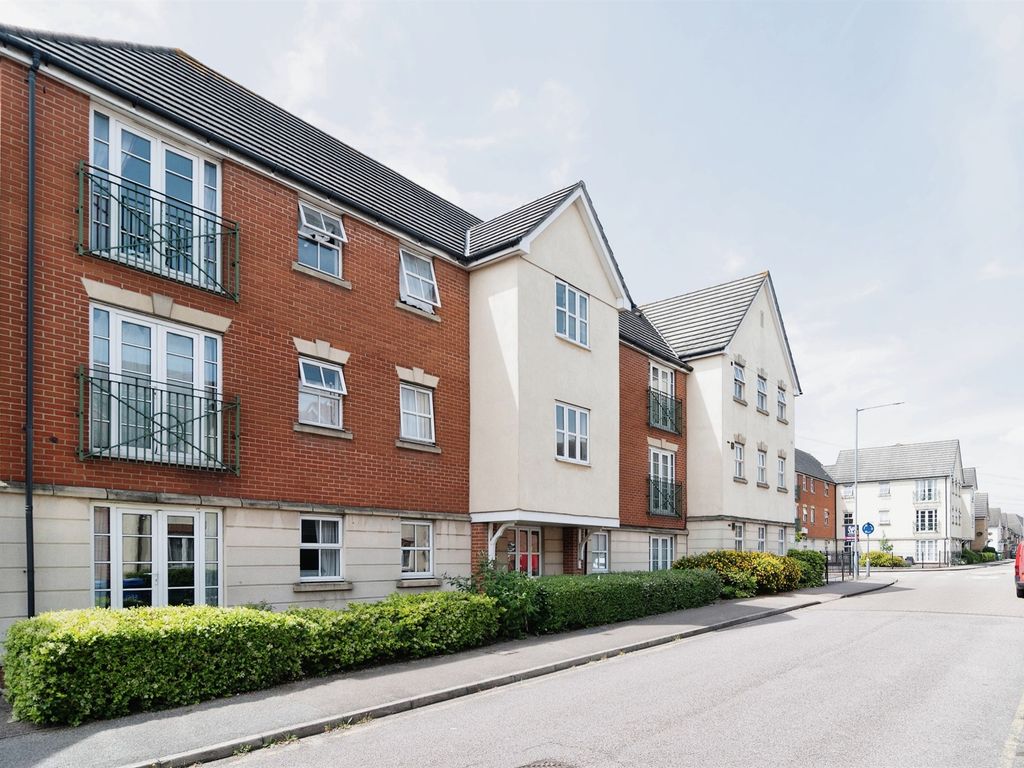 2 bed flat for sale in Rawlyn Close, Chafford Hundred, Grays RM16, £230,000
