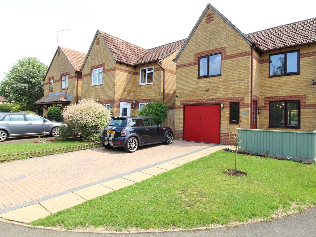 3 bed detached house for sale in Larch Close, Woodford Halse, Northamptonshire NN11, £325,000