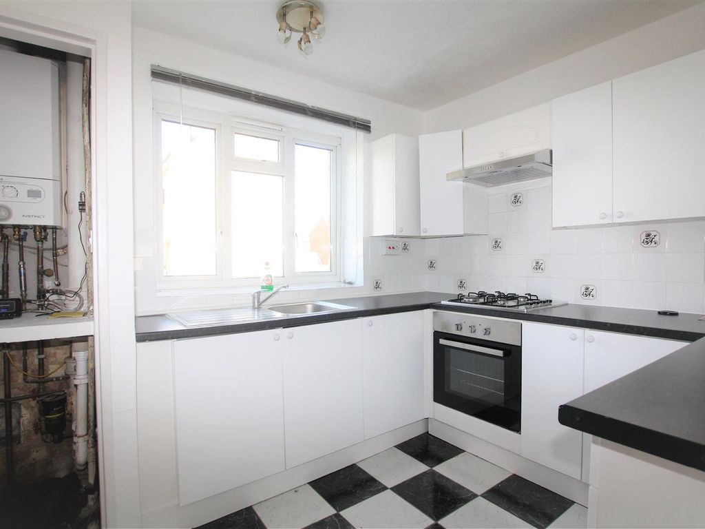 2 bed flat for sale in Hatch Gardens, Tadworth KT20, £239,950
