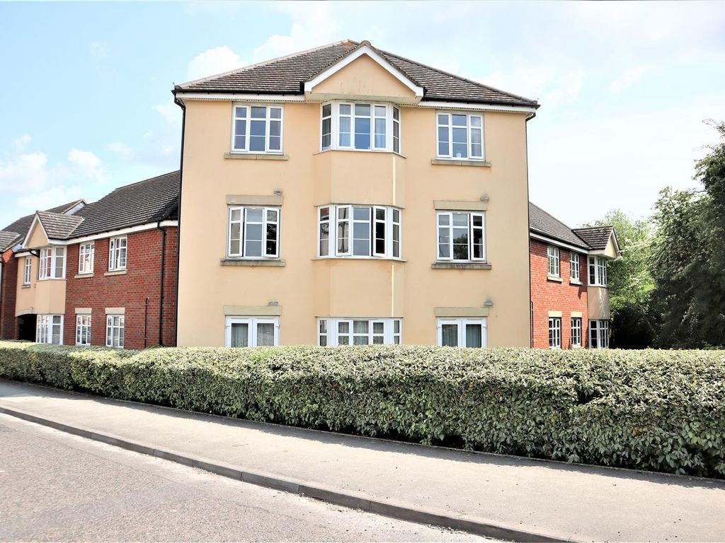 2 bed flat for sale in Frenchs Avenue, Dunstable LU6, £194,995
