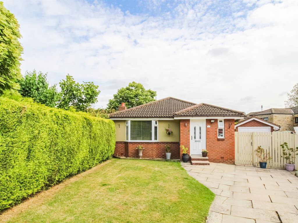 3 bed detached bungalow for sale in Far Richard Close, Ossett WF5, £325,000