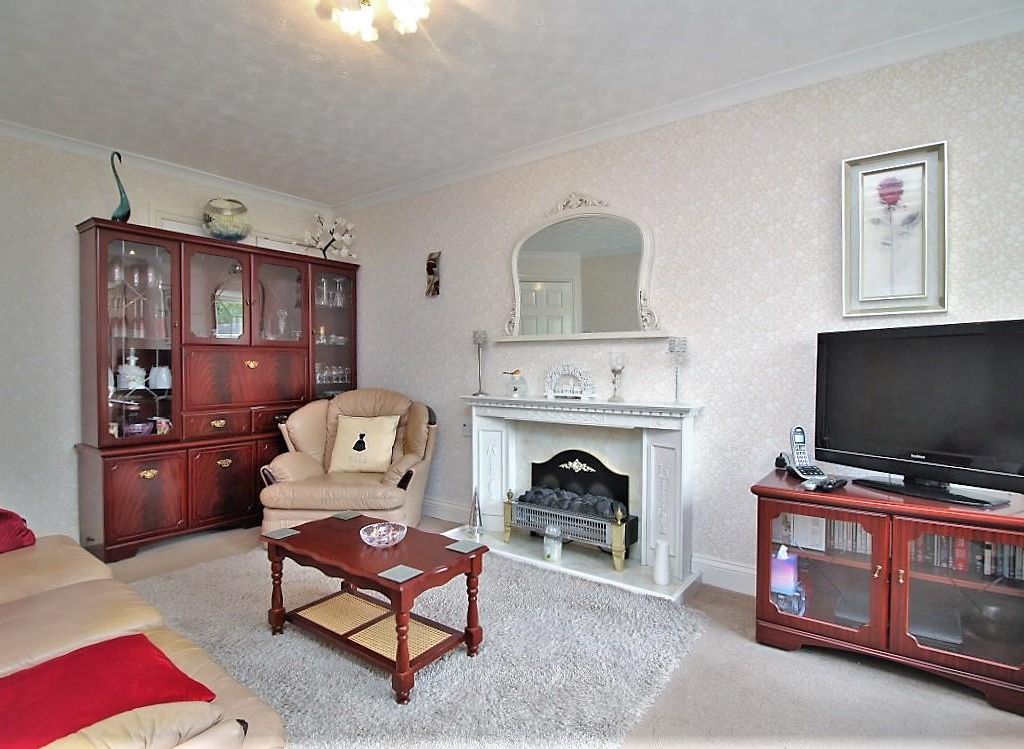 2 bed flat for sale in Burghfield Road, Reading RG30, £130,000