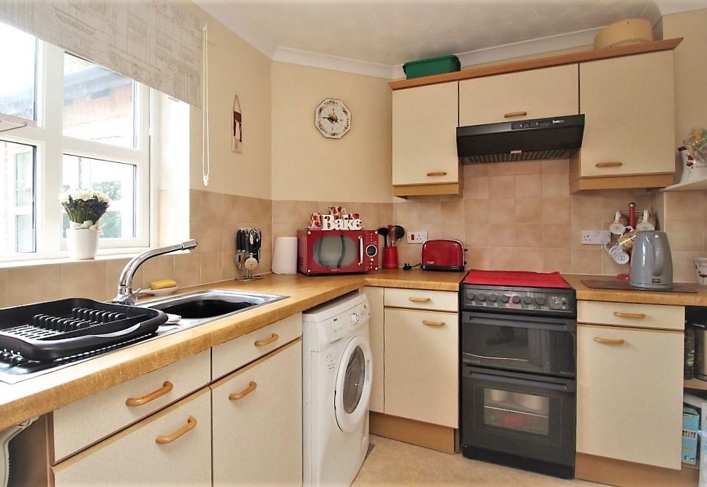 2 bed flat for sale in Burghfield Road, Reading RG30, £130,000