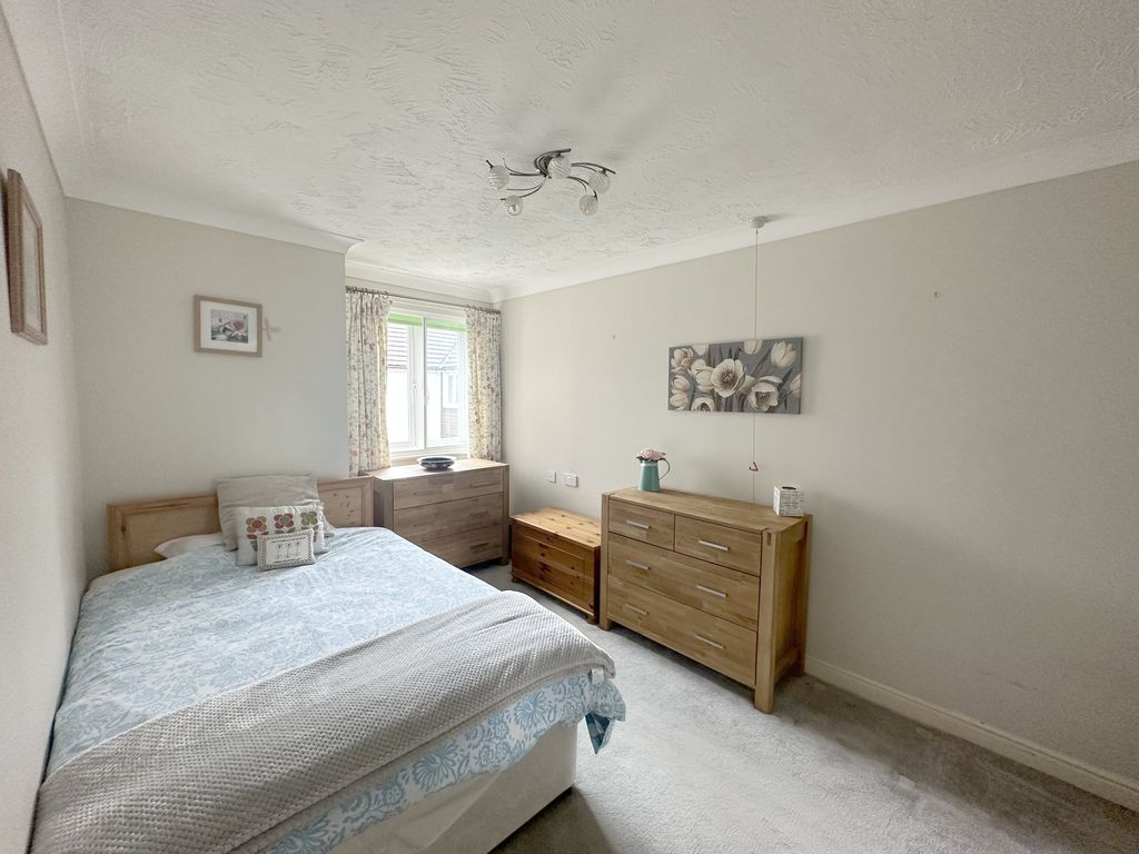 1 bed flat for sale in Darkes Lane, Potters Bar EN6, £145,000