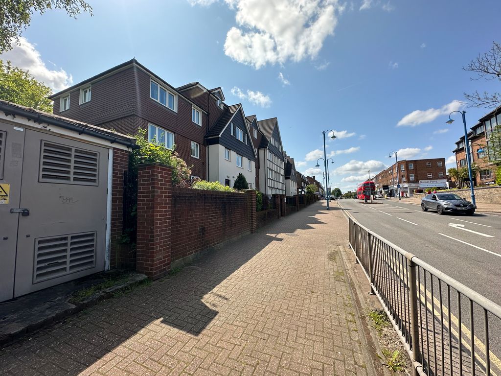 1 bed flat for sale in Darkes Lane, Potters Bar EN6, £145,000