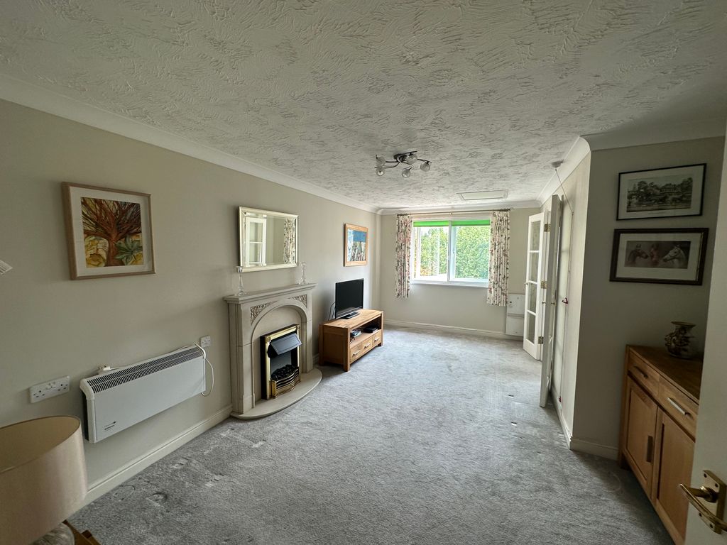 1 bed flat for sale in Darkes Lane, Potters Bar EN6, £145,000