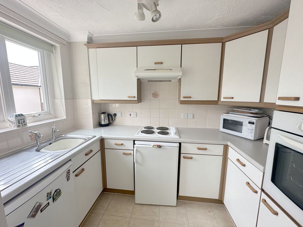 1 bed flat for sale in Darkes Lane, Potters Bar EN6, £145,000