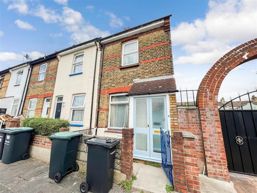 3 bed end terrace house for sale in Five Ash Road, Gravesend, Kent DA11, £225,000