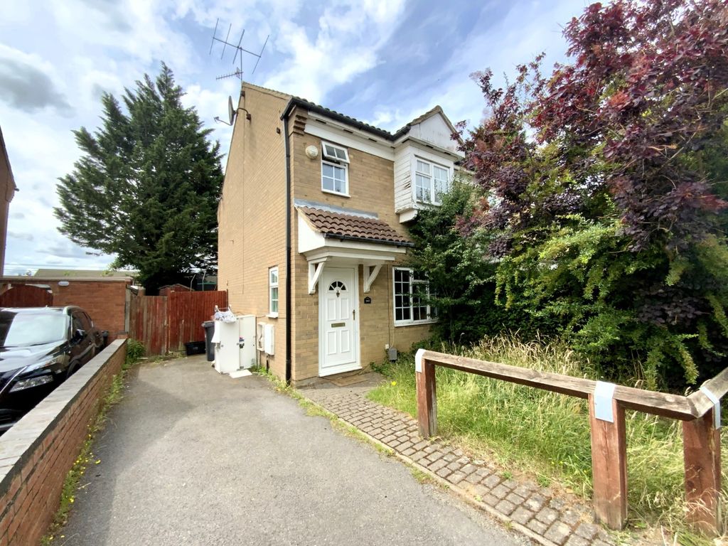 3 bed semi-detached house for sale in Dorrington Close, Luton, Bedfordshire LU3, £260,000