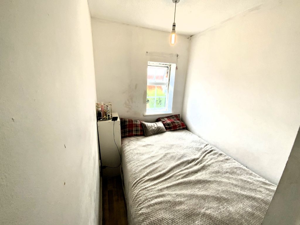 3 bed semi-detached house for sale in Dorrington Close, Luton, Bedfordshire LU3, £260,000