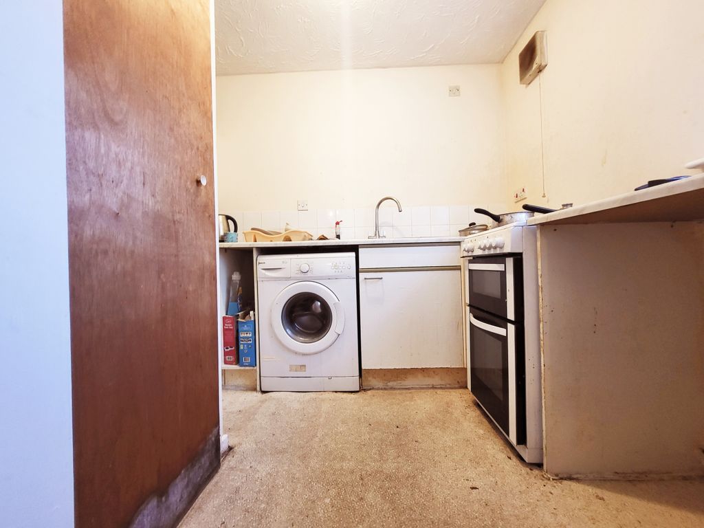 1 bed flat for sale in Frobisher Road, Erith, Kent DA8, £145,000