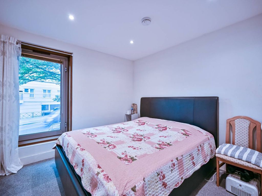 1 bed flat for sale in Kingston Hill, Kingston, Kingston Upon Thames KT2, £240,000