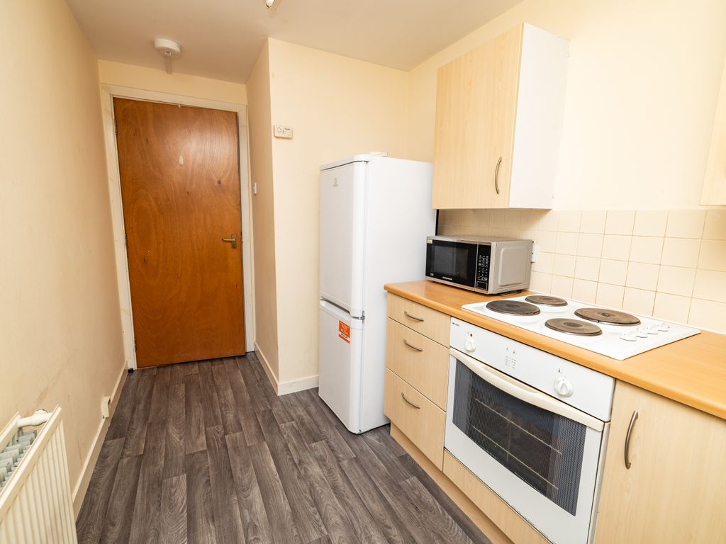 2 bed flat for sale in Daniel Street, Dundee DD1, £140,000
