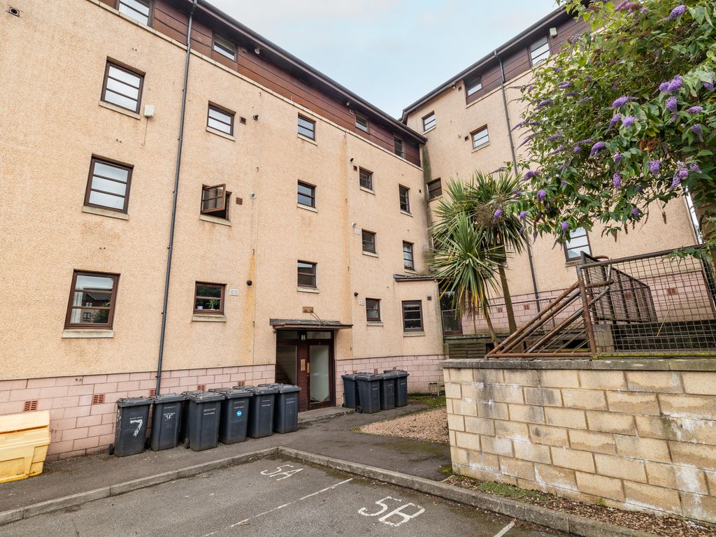 2 bed flat for sale in Daniel Street, Dundee DD1, £140,000