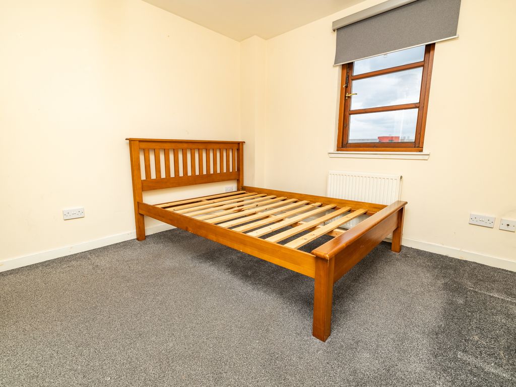 2 bed flat for sale in Daniel Street, Dundee DD1, £140,000