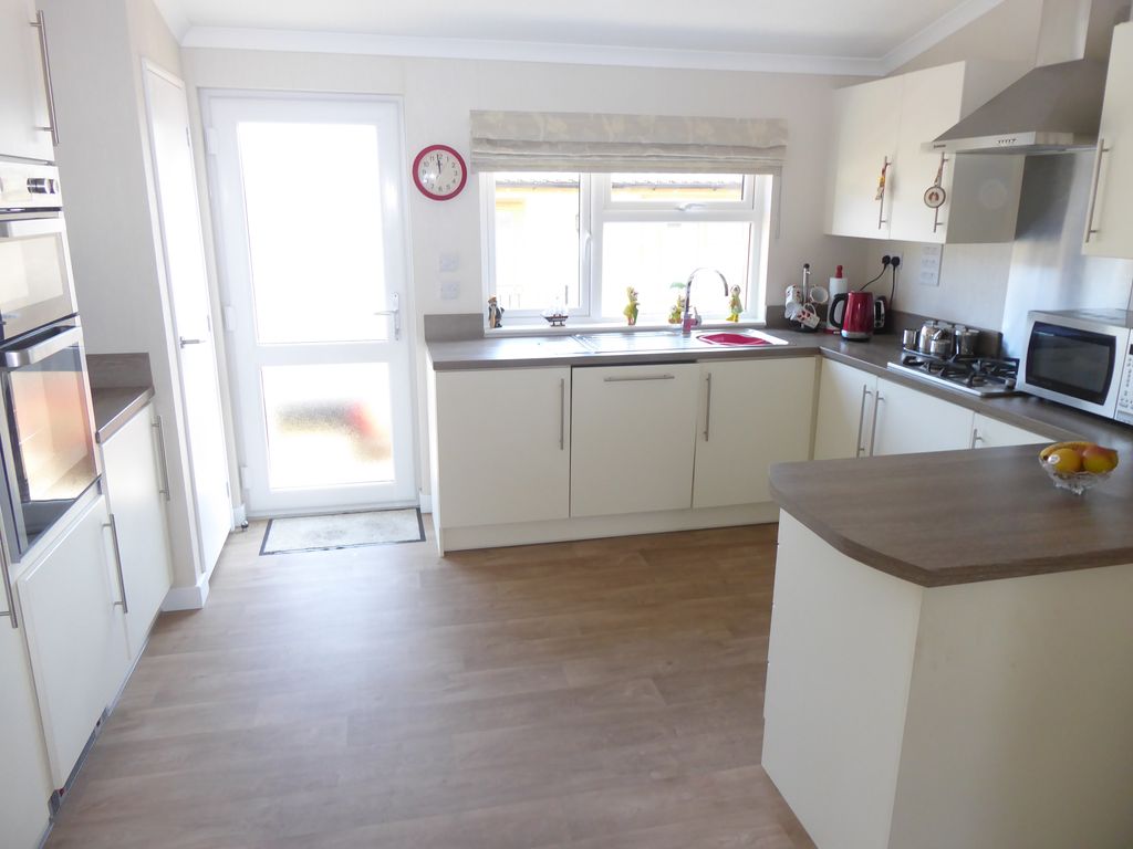 2 bed mobile/park home for sale in Maple Walk, Silver Mists Park, Ringwood, Dorset BH24, £250,000
