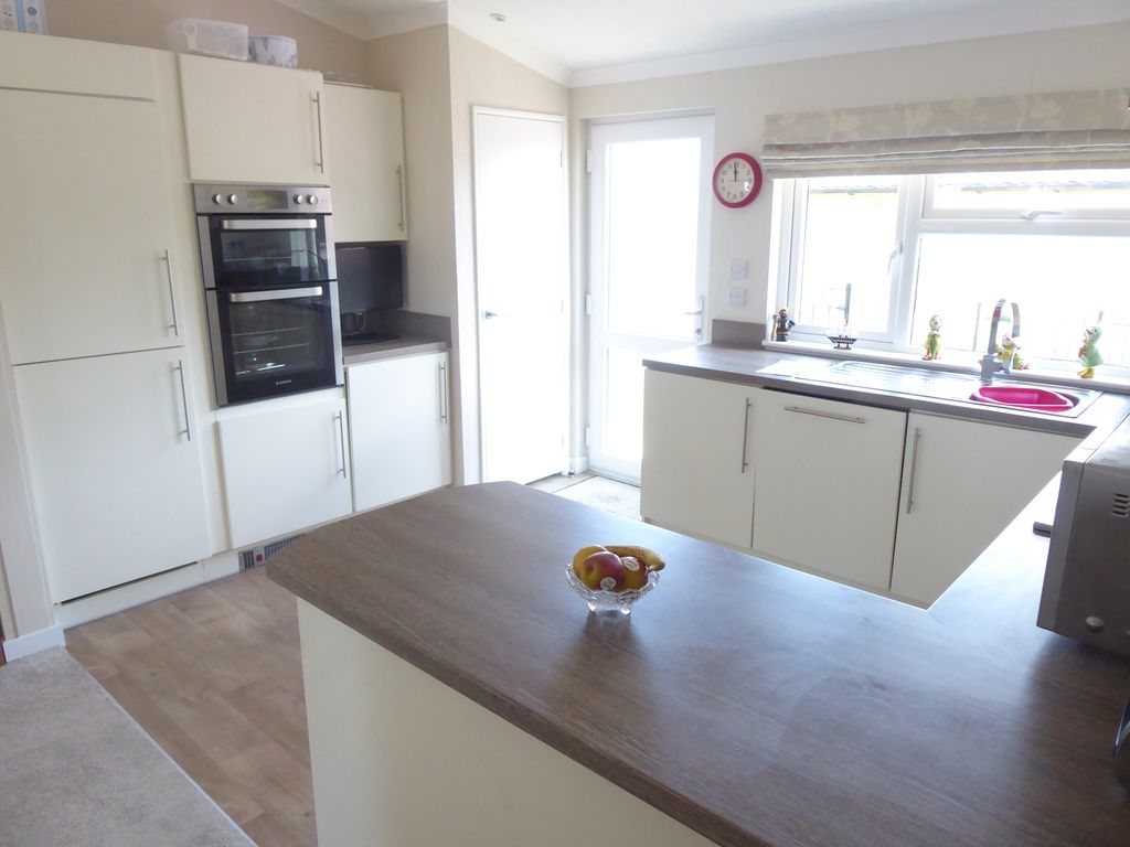 2 bed mobile/park home for sale in Maple Walk, Silver Mists Park, Ringwood, Dorset BH24, £250,000