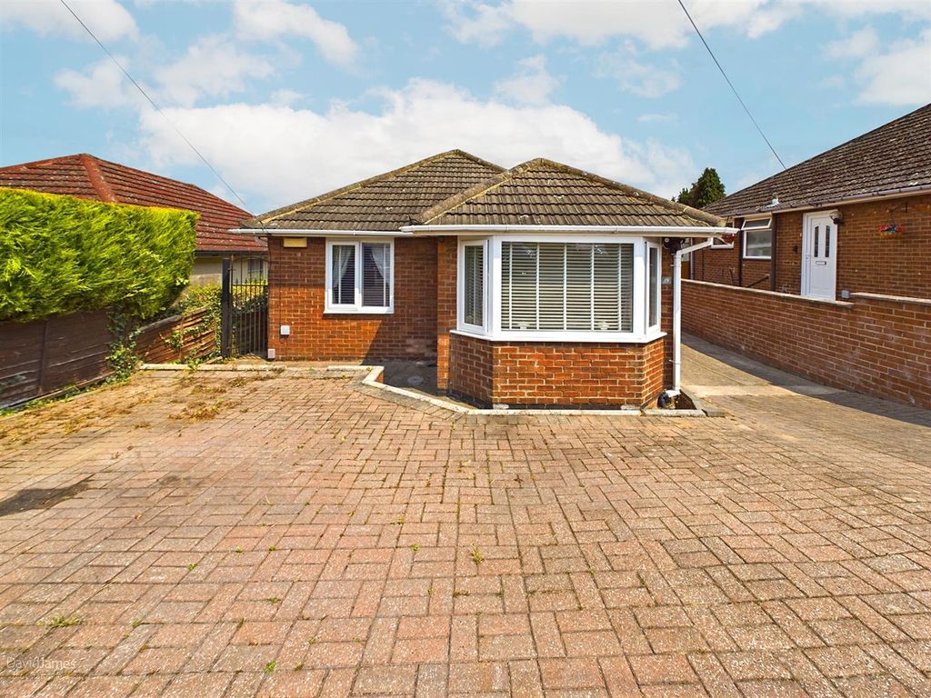 3 bed detached bungalow for sale in Eaton Avenue, Arnold, Nottingham NG5, £325,000