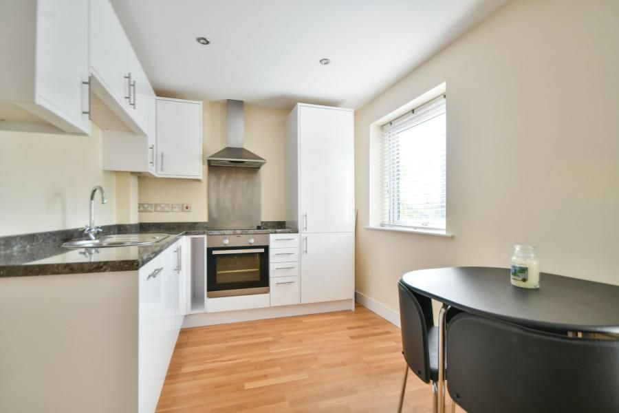 1 bed flat for sale in Victoria Road, Swindon, Wiltshire SN1, £140,000