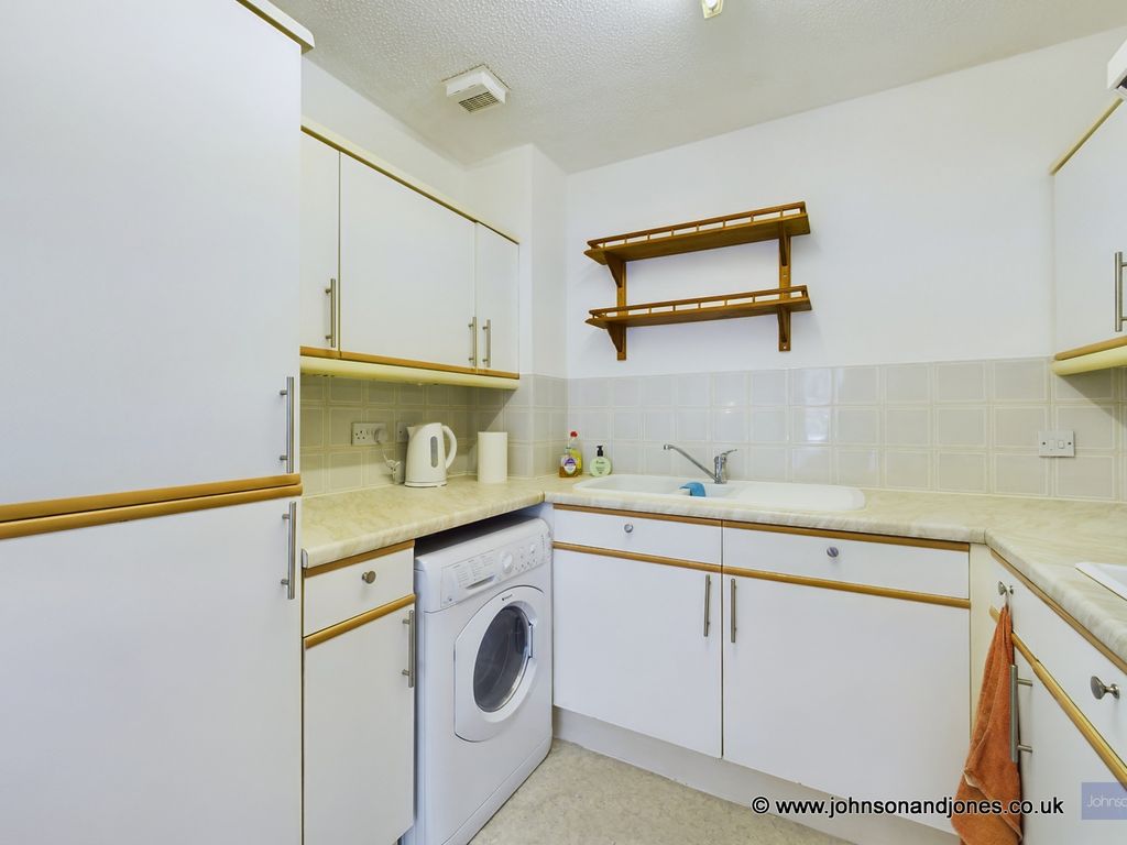 1 bed flat for sale in Drill Hall Road, Chertsey KT16, £105,000