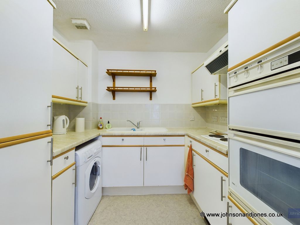 1 bed flat for sale in Drill Hall Road, Chertsey KT16, £105,000