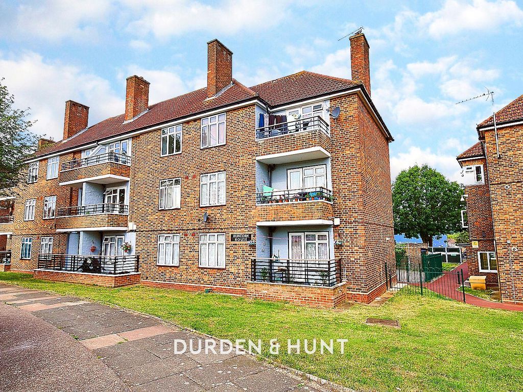 1 bed flat for sale in Kingsbridge Circus, Romford RM3, £160,000