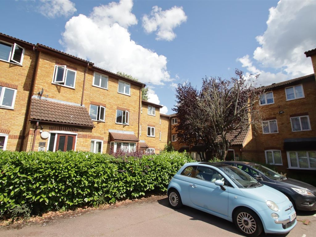 Studio for sale in Greenway Close, New Southgate N11, £150,000