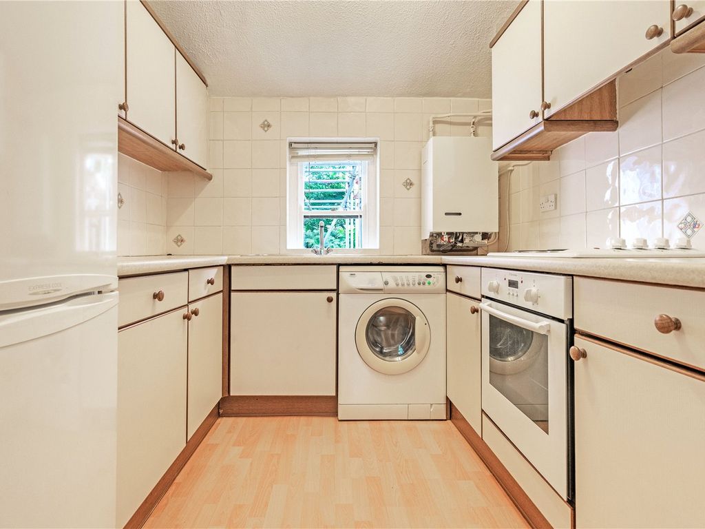 1 bed flat for sale in 5 Vale Towers, Tunbridge Wells TN1, £235,000