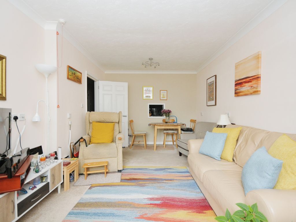 2 bed flat for sale in Church Road, London SE19, £270,000