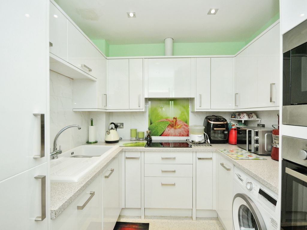 2 bed flat for sale in Church Road, London SE19, £270,000