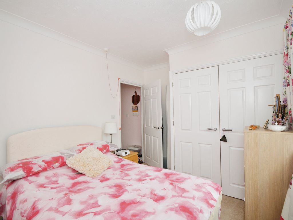 2 bed flat for sale in Church Road, London SE19, £270,000