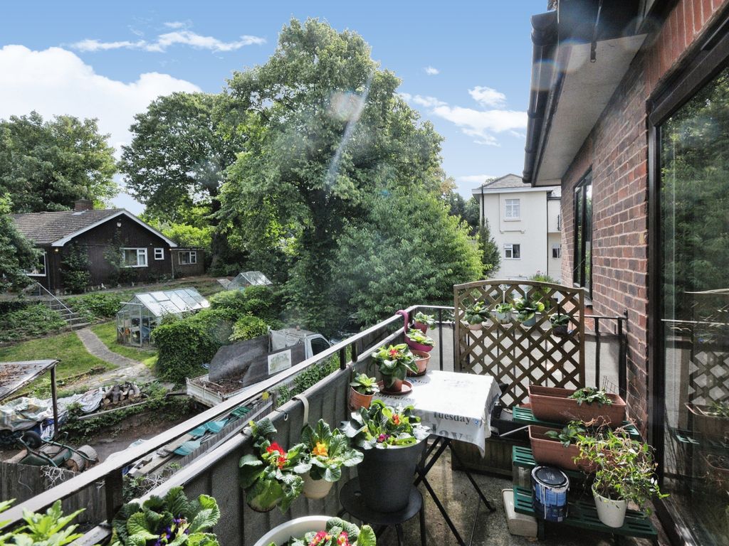 2 bed flat for sale in Church Road, London SE19, £270,000