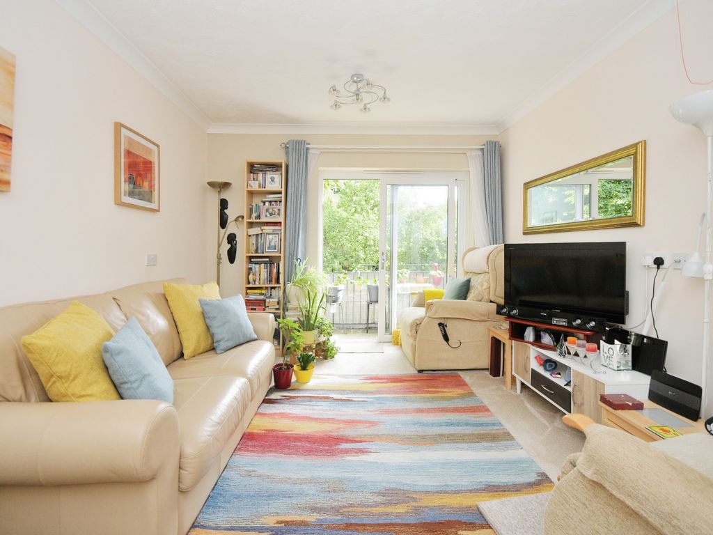 2 bed flat for sale in Church Road, London SE19, £270,000