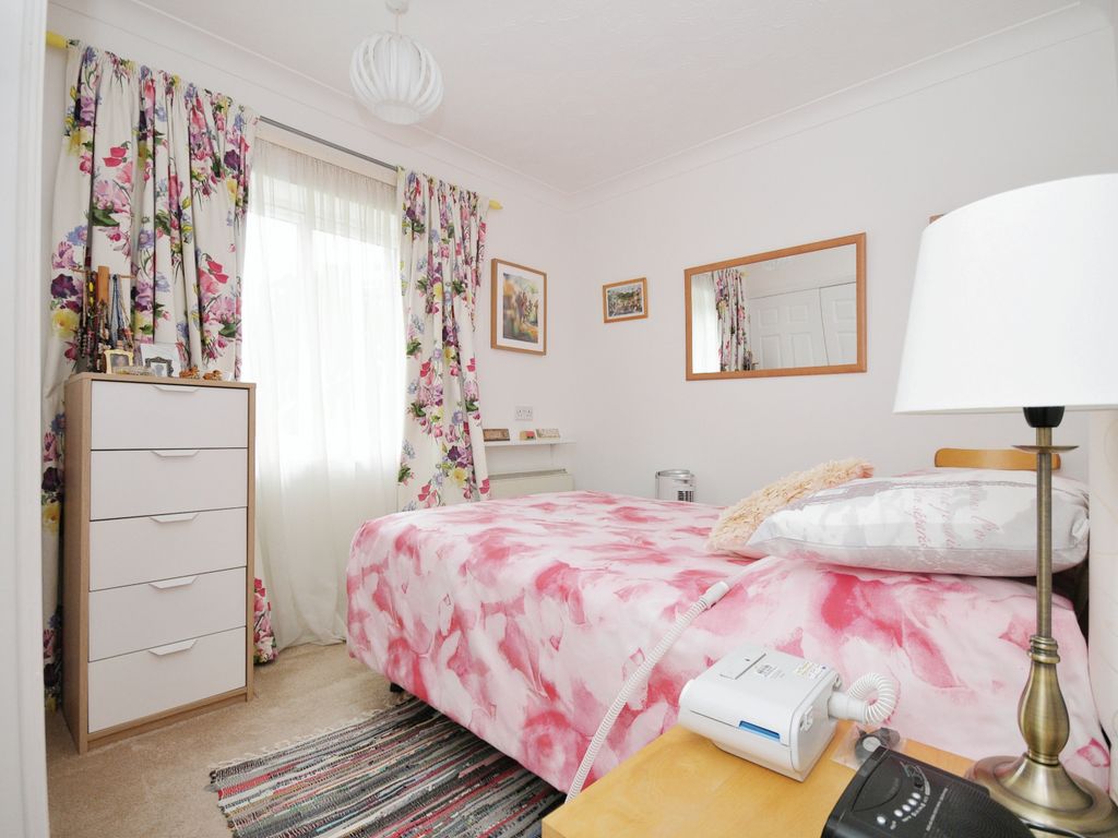 2 bed flat for sale in Church Road, London SE19, £270,000