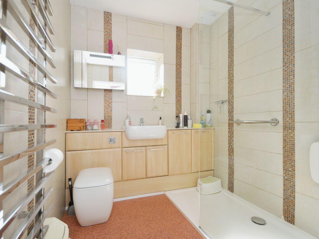 2 bed flat for sale in Church Road, London SE19, £270,000